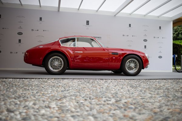 Резултатът е доста по-лека машина, която с 3.7-литровия си редови мотор с 314 коня направо лети. Планът е да се произведат 25 бройки, но така и не се намират купувачи за последните пет и серията приключва на 20. 